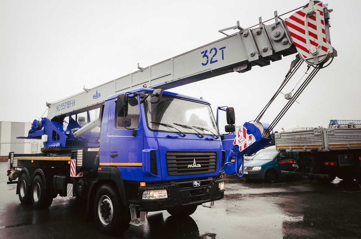 МАЗ выпустил 32-тонный автокран