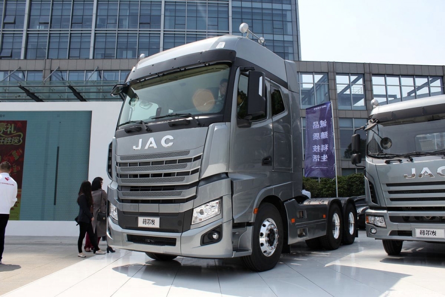 Сідловий тягач JAC K7