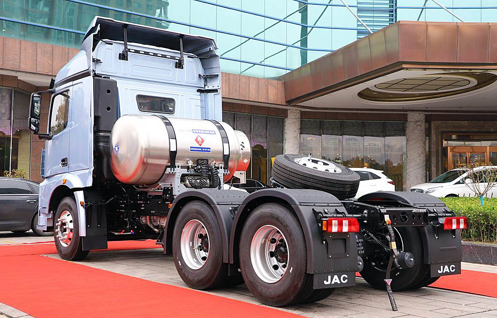 Сідловий тягач JAC X5 500 6×4 LNG