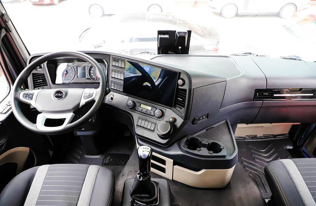 Сідловий тягач JAC X5 500 6×4 LNG