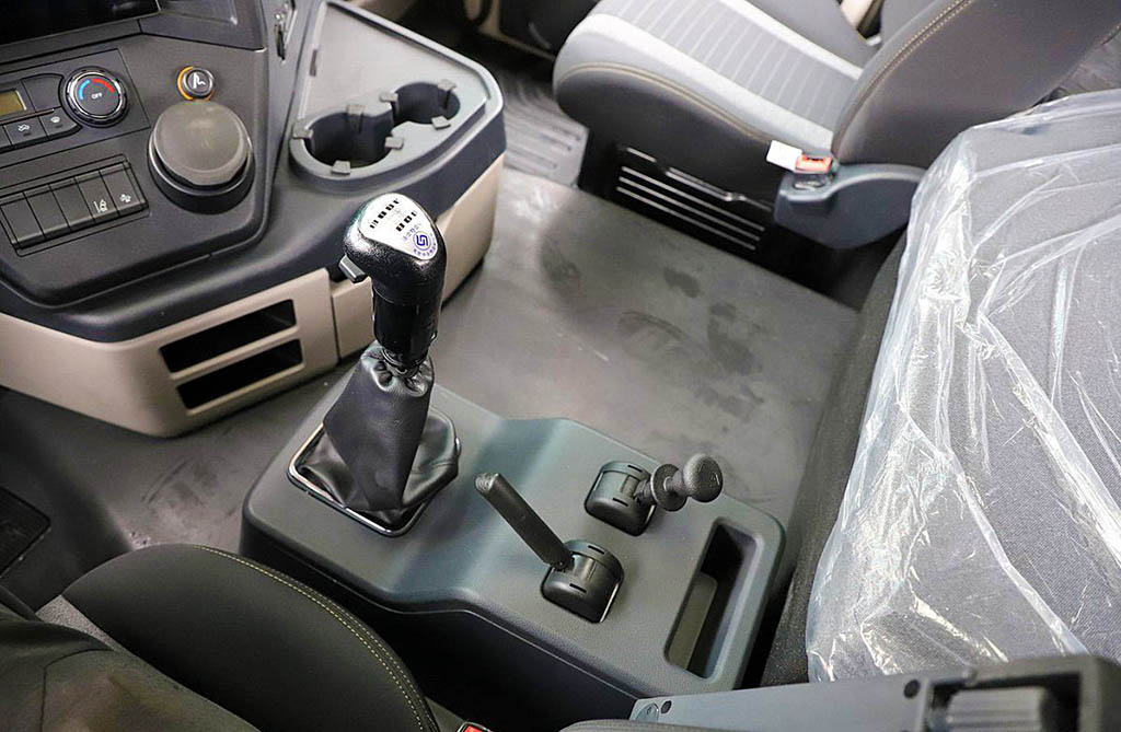 Сідловий тягач JAC X5 500 6×4 LNG