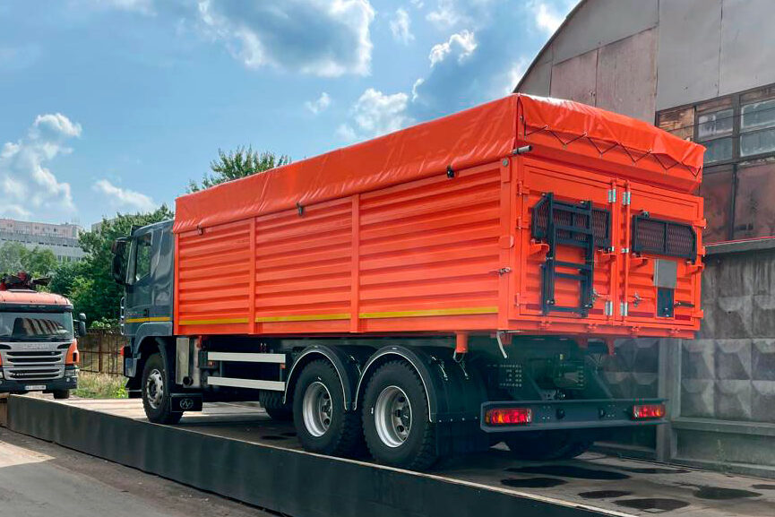 зерновоз УАК 28 м³ на HONGYAN GENLYON CQ3346HV39D