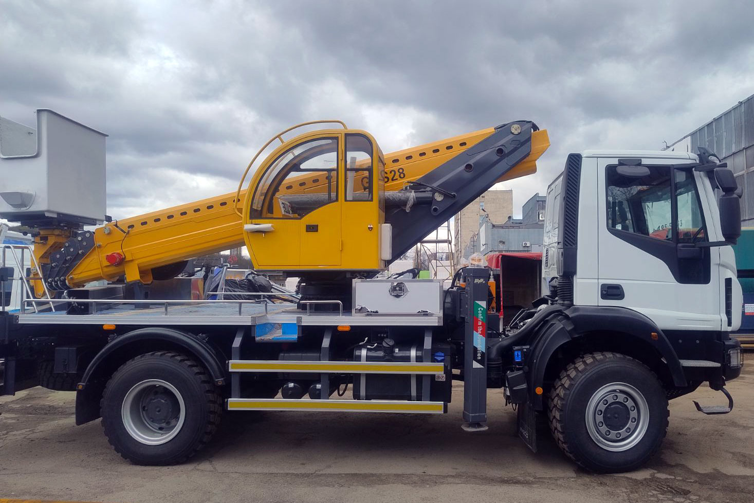 Автовишка UAC АГП-28 на IVECO Eurocargo ML110 (4X4), кабіна, люлька пластик